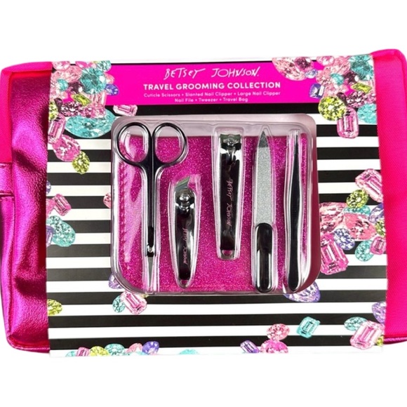 Betsey Johnson NWT Travel Groom Kit & Bag Great Size Pink Zip Closure - Picture 3 of 8